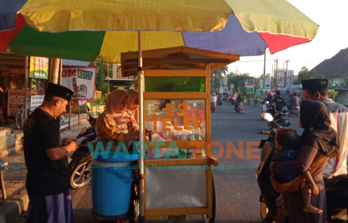 Foto: Penjual es teler saat melayani pembeli di depan RSUD dr. H. Slamet Martodirdjo Kota Pamekasan.