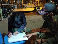 Foto: Anggota Satpol PP Kabupaten Pamekasan, saat melakukan pendataan kepada salah seorang pengamen jalanan.