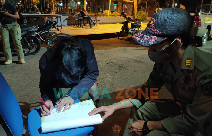 Foto: Anggota Satpol PP Kabupaten Pamekasan, saat melakukan pendataan kepada salah seorang pengamen jalanan.