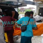 SIGAP: Para petugas saat mengevakuasi jasad korban ke RSD dr Soebandi Jember (Foto: Nur Imatus Safitri)