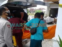 SIGAP: Para petugas saat mengevakuasi jasad korban ke RSD dr Soebandi Jember (Foto: Nur Imatus Safitri)