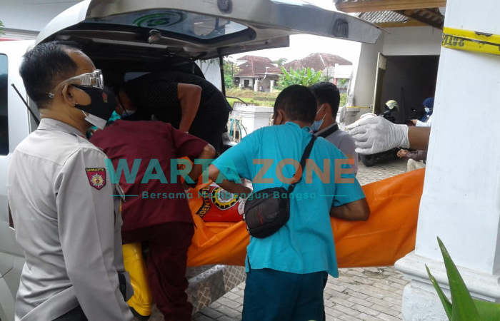 SIGAP: Para petugas saat mengevakuasi jasad korban ke RSD dr Soebandi Jember (Foto: Nur Imatus Safitri)