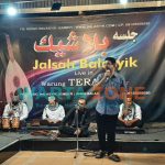 ROMANTIS: Iringan musik di Warung Tera' Arabian Food Jember menambah nikmatnya suasana (Foto: Nur Imatus Safitri)