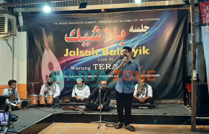 ROMANTIS: Iringan musik di Warung Tera' Arabian Food Jember menambah nikmatnya suasana (Foto: Nur Imatus Safitri)