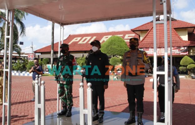 TEGAS: Bupati Sumenep, Achmad Fauzi (tengah) saat menyampaikan sambutan dalam rangka pelarangan mudik lebaran Idul Fitri 1442 H (Foto: Dok. WARTA ZONE)