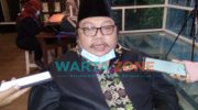 SANTAI: Ketua Bawaslu Jatim, Muhammad Amin saat memberikan keterangan (Foto: Nur Imatus Safitri)