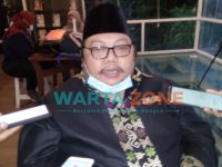 SANTAI: Ketua Bawaslu Jatim, Muhammad Amin saat memberikan keterangan (Foto: Nur Imatus Safitri)