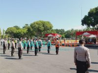 BERBARIS: Personel kepolisian saat mengikuti apel siaga persiapan penyekatan dalam rangka menjalankan larangan mudik (Foto: Nur Imatus Safitri)