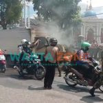 BERASAP: Mobil boks tampak jadi perhatian para pengguna jalan akibat terbakar (Foto: Istimewa)