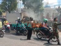 BERASAP: Mobil boks tampak jadi perhatian para pengguna jalan akibat terbakar (Foto: Istimewa)