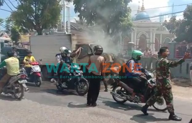 BERASAP: Mobil boks tampak jadi perhatian para pengguna jalan akibat terbakar (Foto: Istimewa)