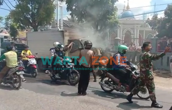 BERASAP: Mobil boks tampak jadi perhatian para pengguna jalan akibat terbakar (Foto: Istimewa)