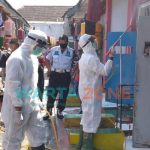 Foto: Petugas saat menyemprotkan disinfektan di ruang dan sudut Lapas klas 2A Jember.