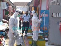 Foto: Petugas saat menyemprotkan disinfektan di ruang dan sudut Lapas klas 2A Jember.