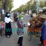 Foto: Sejumlah karyawan Bank BPRS Bhakti Sumekar saat membagikan takjil kepada para pengendara jelang buka puasa.