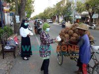 Foto: Sejumlah karyawan Bank BPRS Bhakti Sumekar saat membagikan takjil kepada para pengendara jelang buka puasa.