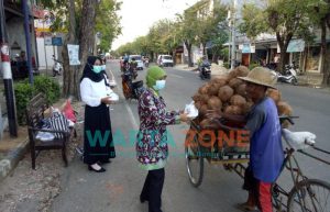 Bagi-Bagi Takjil Selama Ramadan, Cara BPRS Bhakti Sumekar Berderma pada Sesama