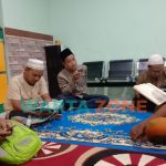 Foto: Sejumlah karyawan BPRS Bhakti Sumekar, tampak khusuk saat mengaji surah Al-Kahfi.