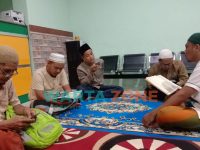 Foto: Sejumlah karyawan BPRS Bhakti Sumekar, tampak khusuk saat mengaji surah Al-Kahfi.
