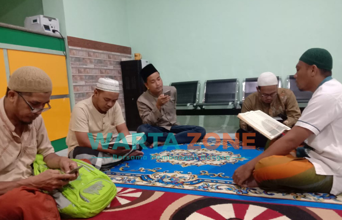 Foto: Sejumlah karyawan BPRS Bhakti Sumekar, tampak khusuk saat mengaji surah Al-Kahfi.