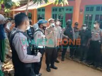 DIKERAHKAN: Puluhan personel kepolisian dikerahkan ke rumah warga yang diduga pelaku pembunuhan (Foto: Dok. WARTA ZONE)