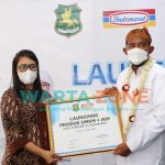 BERMITRA: Bupati Sumenep, Achmad Fauzi bersama Branch Manager Indomaret Cabang Gresik, Veronica Gratiawati (Foto: Dok. WARTA ZONE)