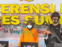 MENUNDUK: Tersangka SL, saat di Mapolres Sumenep (Foto: Abd Wakid)