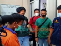 Foto: pelaku saat diinterogasi petugas di Mapolres Jember.