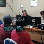 Foto: Kasi Penyelidikan dan Penyidikan Satpol PP Pamekasan, Hasanurrahman, saat melakukan BAP terhadap kedua wanita di Kantor Sapol PP Pamekasan.