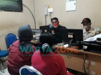 Foto: Kasi Penyelidikan dan Penyidikan Satpol PP Pamekasan, Hasanurrahman, saat melakukan BAP terhadap kedua wanita di Kantor Sapol PP Pamekasan.