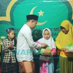 IKSABAD Peduli: Ketua FORSA IKSABAD Rusydiyono menyerahkan santunan kepada anak yatim.
