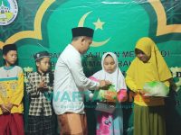 IKSABAD Peduli: Ketua FORSA IKSABAD Rusydiyono menyerahkan santunan kepada anak yatim.