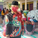 Foto: Kepala Desa Banmaleng, Ramli, saat menyalurkan paket bantuan jelang lebaran di kediamannya.