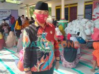 Foto: Kepala Desa Banmaleng, Ramli, saat menyalurkan paket bantuan jelang lebaran di kediamannya.