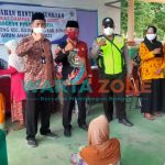 KOMPAK: Pemdes Banmaleng disaksikan anggota kepolisian saat momentum penyaluran bantuan Sembako (Foto: Zainal Arifin)