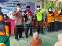 KOMPAK: Pemdes Banmaleng disaksikan anggota kepolisian saat momentum penyaluran bantuan Sembako (Foto: Zainal Arifin)