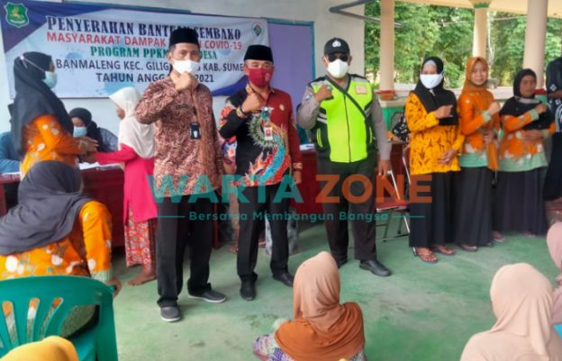 KOMPAK: Pemdes Banmaleng disaksikan anggota kepolisian saat momentum penyaluran bantuan Sembako (Foto: Zainal Arifin)