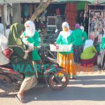 Foto: Fatayat NU Giliraja menyampaikan, saat membagikan takjil jelang buka puasa di perempatan jalan pasar Anom Desa Banbaru, Kecamatan Giligenting, Sumenep.