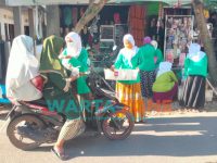 Foto: Fatayat NU Giliraja menyampaikan, saat membagikan takjil jelang buka puasa di perempatan jalan pasar Anom Desa Banbaru, Kecamatan Giligenting, Sumenep.