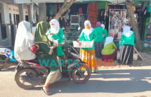 Ngabuburit Ala Fatayat NU Giliraja, Berbagi kepada Sesama Jelang Buka Puasa