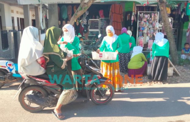 Foto: Fatayat NU Giliraja menyampaikan, saat membagikan takjil jelang buka puasa di perempatan jalan pasar Anom Desa Banbaru, Kecamatan Giligenting, Sumenep.
