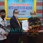 Foto: Pengesahan alih status dari IKIP PGRI Menjadi UNIPAR yang diterima oleh Rektor UNIPAR Rudi Sumiharsono.