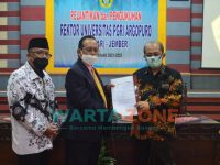 Foto: Pengesahan alih status dari IKIP PGRI Menjadi UNIPAR yang diterima oleh Rektor UNIPAR Rudi Sumiharsono.