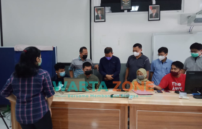 Foto: Kepala Dinas Dukcapil Kota Bogor Sujatmiko Baliarto didampingi Wakil Kepsek bidang kesiswaan SMAN 1 Kota Bogor, Yusuf Sulaeman saat perekaman e-KTP.