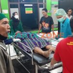 Foto: Korban saat dilarikan ke RSU Kaliwates oleh warga setempat untuk mendapatkan penanganan medis.