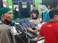 Foto: Korban saat dilarikan ke RSU Kaliwates oleh warga setempat untuk mendapatkan penanganan medis.