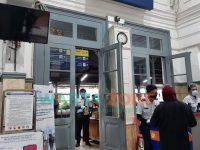 Foto: Stasiun Kereta Api Jember terpantau mulai ramai menjelang arus mudik Idul Fitri 1442 H.