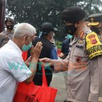 Foto: Kapolresta Bogor Kota, Kombes Pol Susatyo Condro Purnomo, saat memberikan bantuan sembako kepada para supir bus.
