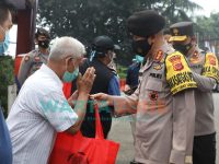 Foto: Kapolresta Bogor Kota, Kombes Pol Susatyo Condro Purnomo, saat memberikan bantuan sembako kepada para supir bus.