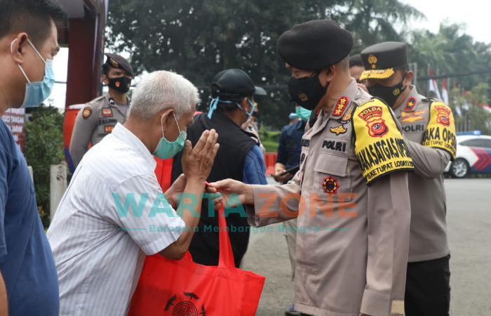 Foto: Kapolresta Bogor Kota, Kombes Pol Susatyo Condro Purnomo, saat memberikan bantuan sembako kepada para supir bus.